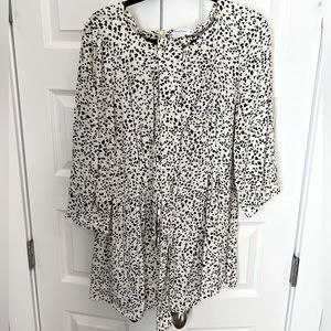 Stunning seraphine tie wrap maternity blouse! Pretty black and white pattern.